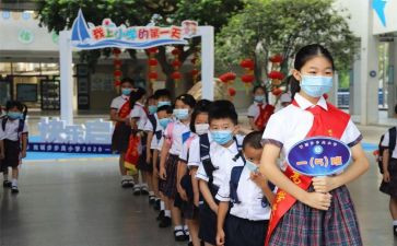 英语自我介绍小学生模板6篇